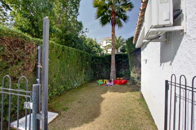 Fully enclosed child play garden area