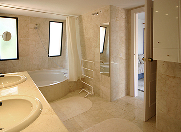 MAIN BATHROOM2